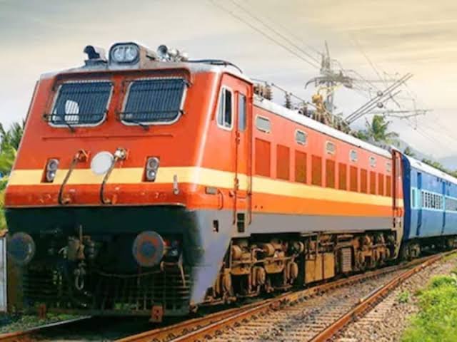 रेल यात्री ध्यान दें: होली पर घर जाने की है तैयारी तो ट्रेनों को लेकर ये अपडेट जान लीजिए…वेटिंग में ऐसा हाल