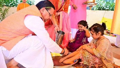 सीएम धामी ने पत्नी संग किया कन्या पूजन, तस्वीरों में देखिए कैसे सज-धज कर पधारीं ‘नन्ही देवियां’