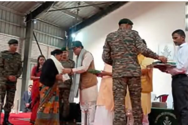सैनिकों संग दीपावली मनाने लैंसडौन पहुंचे सीएम धामी, प्रदेशवासियों को दीं शुभकामनाएं