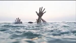 ganga-men-moorti-visrjn-ke-dauran-bada-hadsa-11-log.jpg