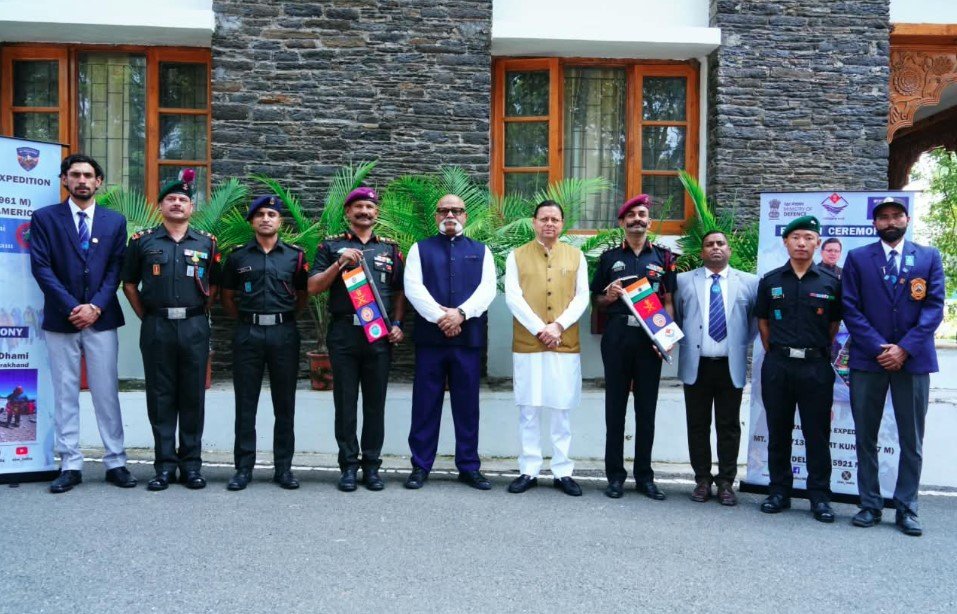 prvtarohiyon-ka-sahs-anushasn-aur-teem-bhaavna-yuvaon-ke-lie.jpg