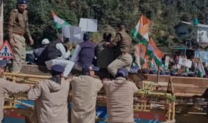 bhraadeesainan-men-vidhansbhaa-str-ke-phle-din-hangama-kangres-ukrand-ka.jpg
