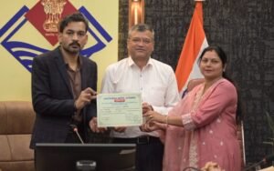 dehradoon-men-jila-yojna-smiti-ke-nvnirvachit-sdsyon-ko-mile.jpg