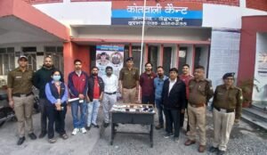 dehradoon-pulis-ne-bramd-kie-8-gum-hue-mobail-fon.jpeg