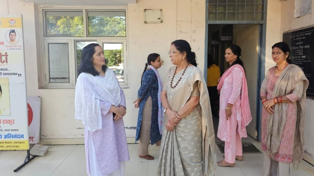mhila-aayog-adhyksh-kusum-kandval-ne-skhee-vn-st-p-sentr.jpeg