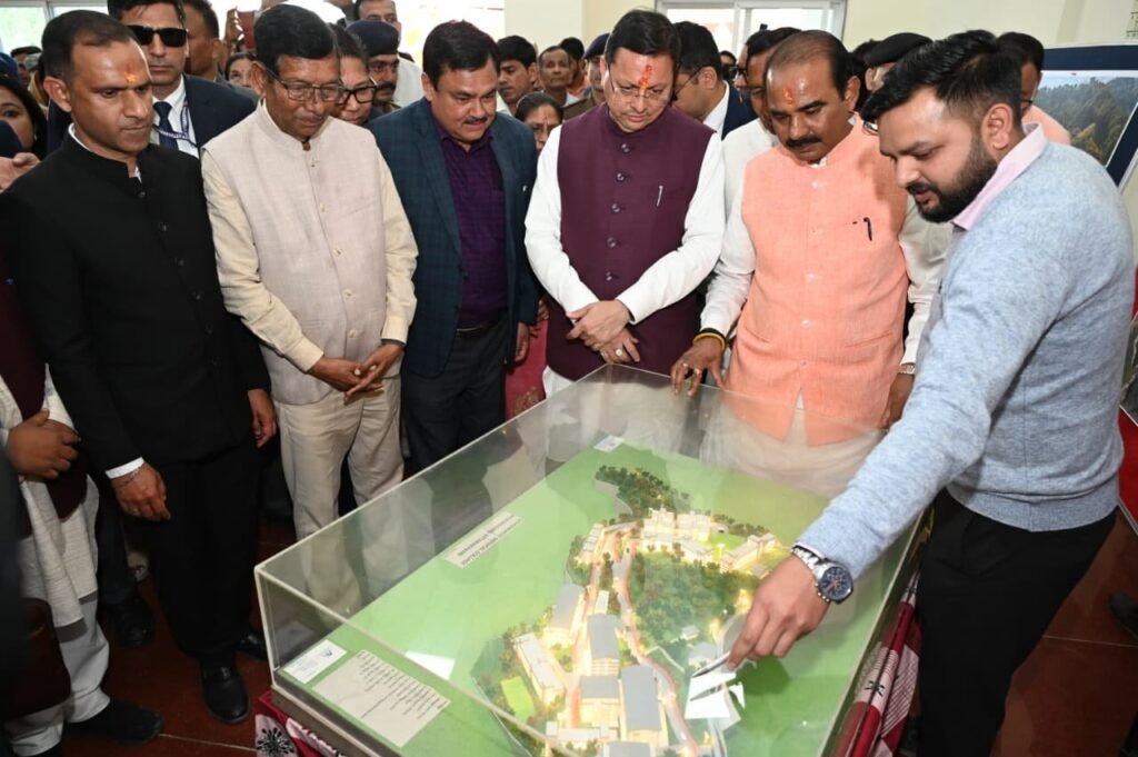 mukhymantree-dhamee-ne-kiya-pithauragdh-medikl-Kolej-ka-sthleey-nireekshan.jpg